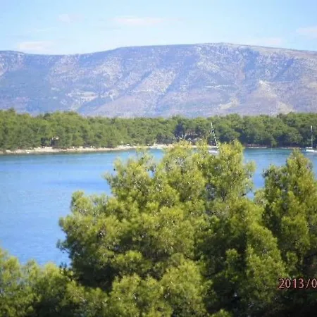 Apartment 1st Line To Sea And Beach,quiet Area,private Parking,terrace With Sea View Jelsa (Hvar)